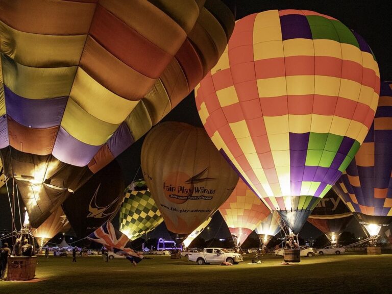 Book QR499 hot air balloon flights with the Qatar Balloon Festival
